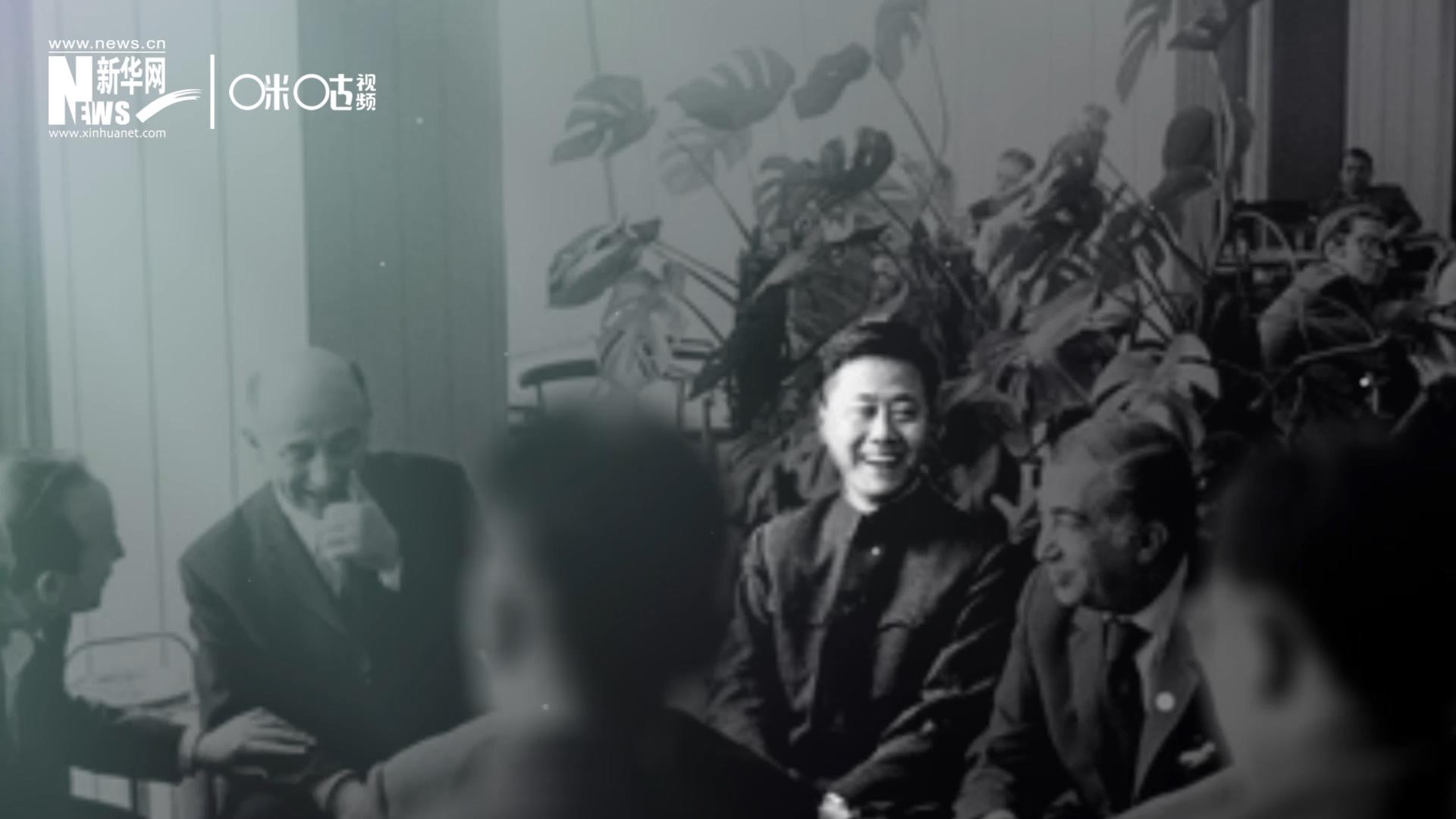 照片里的這個人是高梁，原新華社國際部記者。原本作為代表團隨行記者的他接到通知，由他帶領一支先遣小組先行去紐約。
