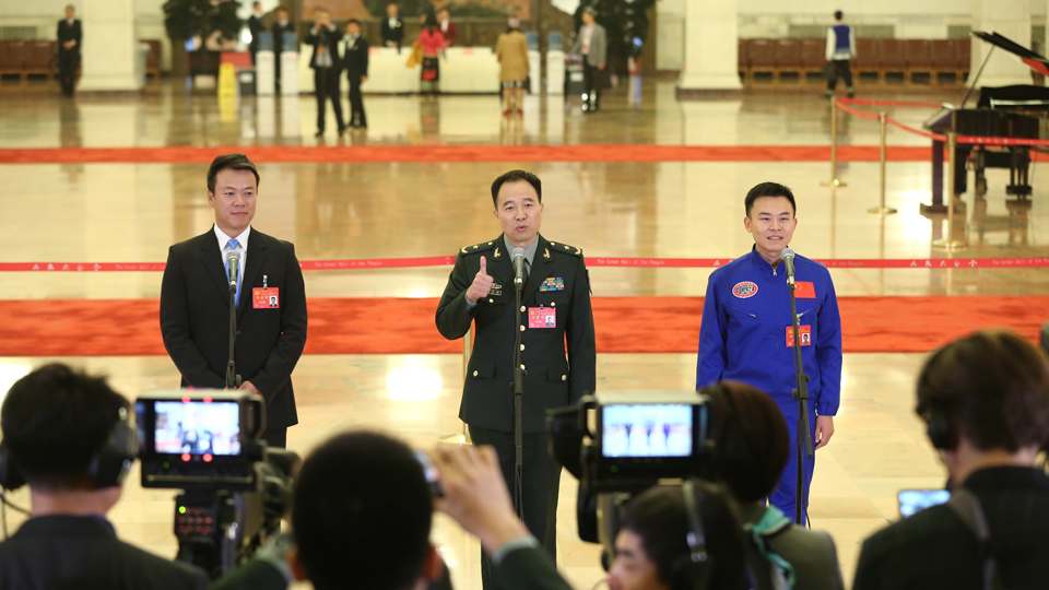 趙宏博、景海鵬、唐嘉陵代表接受采訪