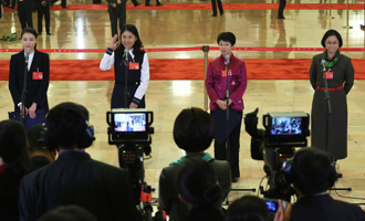吳敏霞、杜玉濤、蒙曼、盧麗安代表接受采訪