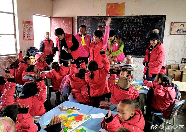 2018年，由海瀾之家攜手網(wǎng)易新聞打造的“多一課溫暖”課程平臺(tái)讓一間間溫暖的課堂走向深山與邊陲。帶著貼合孩子教育需求的線上內(nèi)容和教師、各領(lǐng)域KOL及愛(ài)心人士組成的愛(ài)心團(tuán)隊(duì)，海瀾之家用實(shí)際行動(dòng)為孩子的教育加溫，踐行“多一克溫暖”。