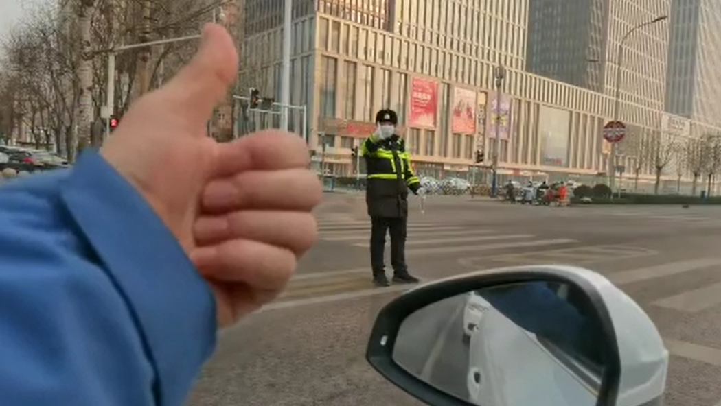 石家莊路人和交警的這個“暗號”，真暖！