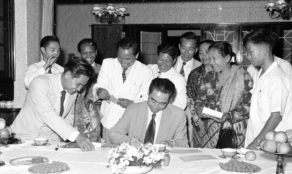 1955年4月25日，為迎接亞非會議而組織的萬隆人民委員會的代表請周恩來總理簽名留念。